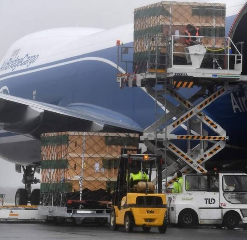830x532_un-avion-cargo-a-l-aeroport-de-brest-bretagne-le-10-mars-2020-image-d-illustration